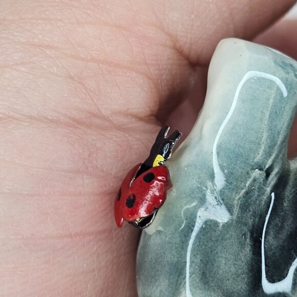 Sitting Miniature Goebel Cat Figurine with Lady Bug Green Eyed Gray Tabby - Picture 11 of 11